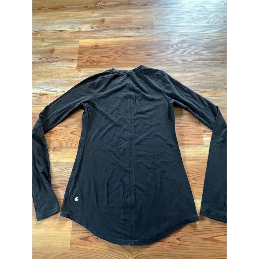 Lululemon Women Small Black Long Sleeve Athletic Top Thumbholes Back Seam